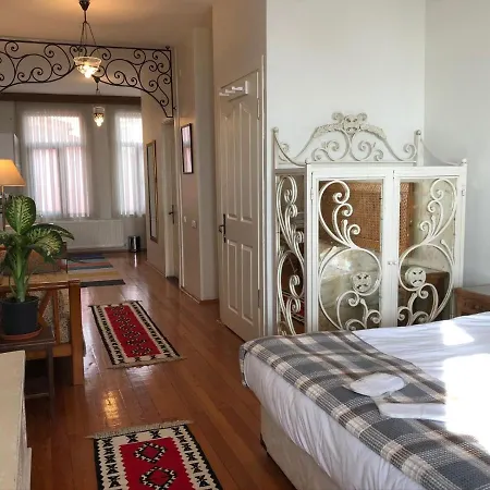 לינה וארוחת בוקר Marmara Old 2*